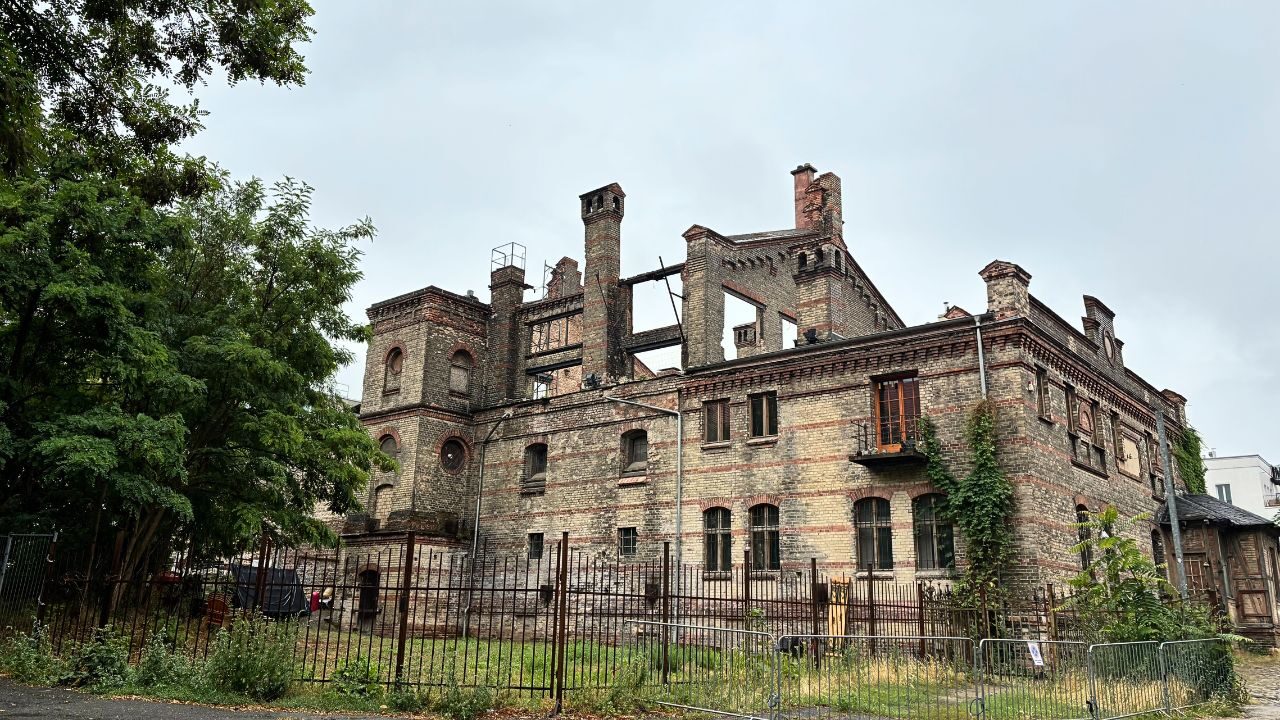 Historische Fassade der Königstadt-Brauerei – Veranstaltungsort Musikbrauerei in Berlin