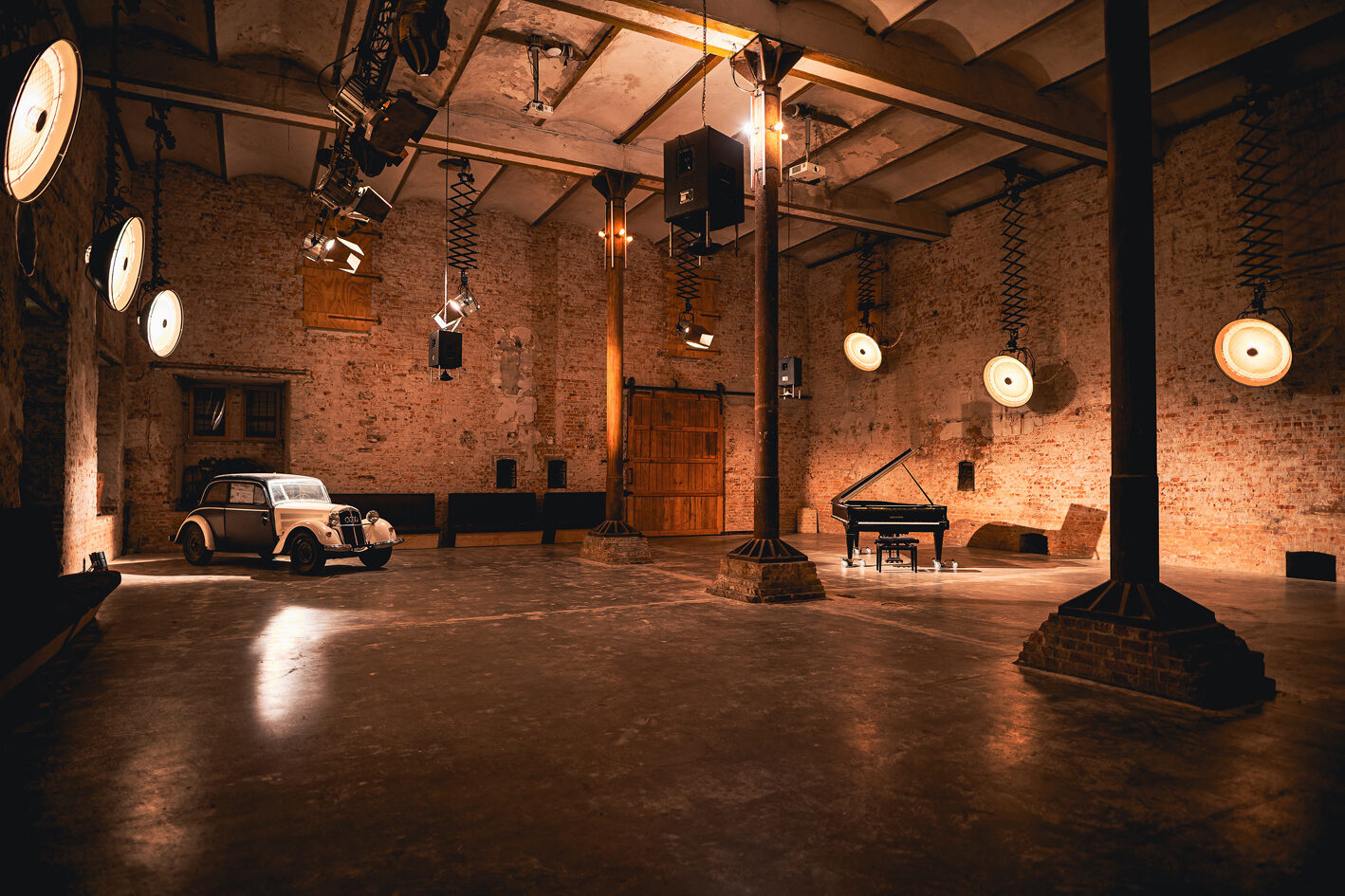 Große Industriehalle der Musikbrauerei mit Backsteinwänden und warmem Licht