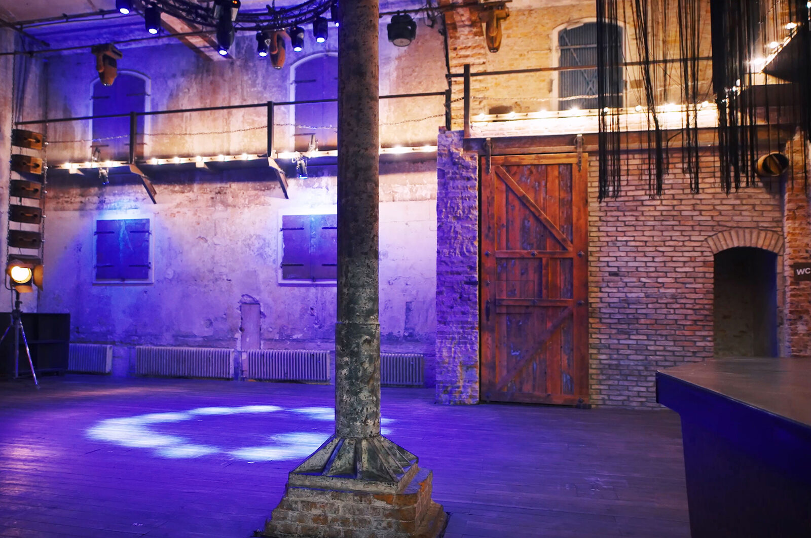 Halle der Musikbrauerei in stimmungsvolles farbiges Licht getaucht